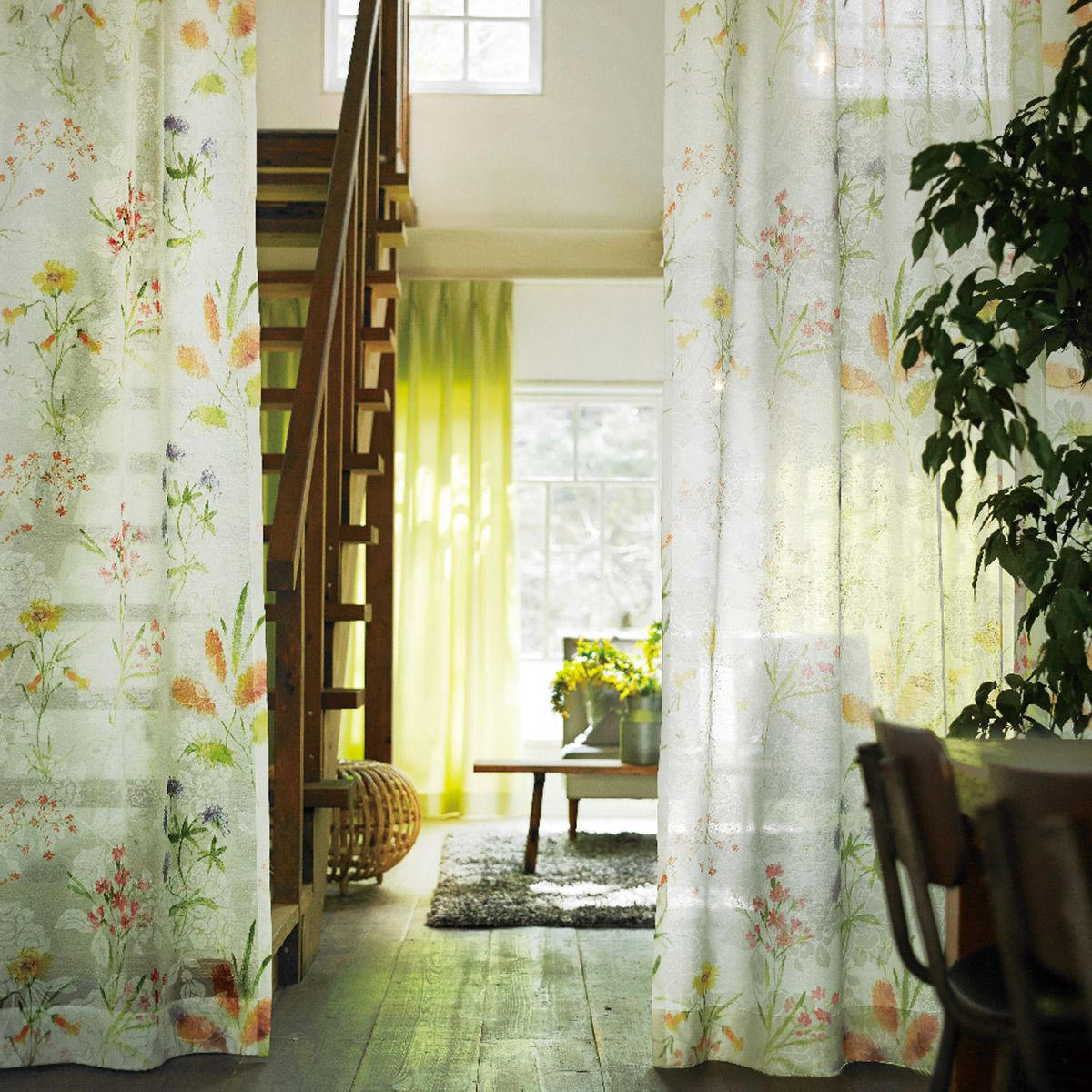 2種の花のデザインを重ねたボタニカル柄プリントのボイルレース  