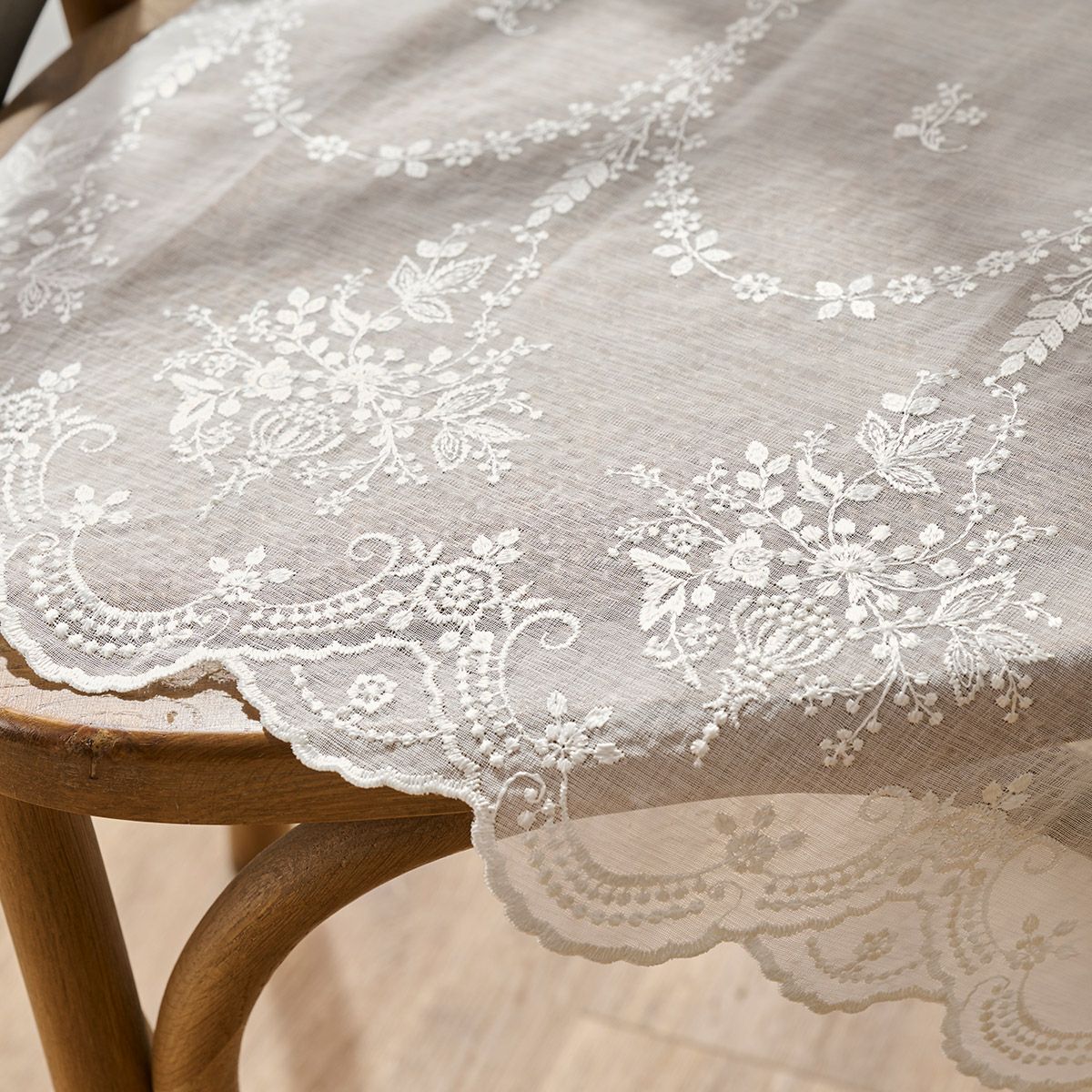 クラシカルなオーナメント＆花ブーケの刺繍とスカラップが美しい