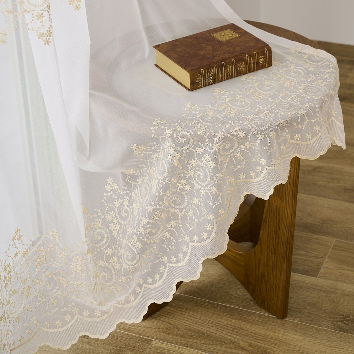 【美品】フランスアンティーク リシュリュー刺繍 スカラップ クロス[3077] フランス刺しゅう布 アンティークセレクト | 刺しゅう | 商品紹介