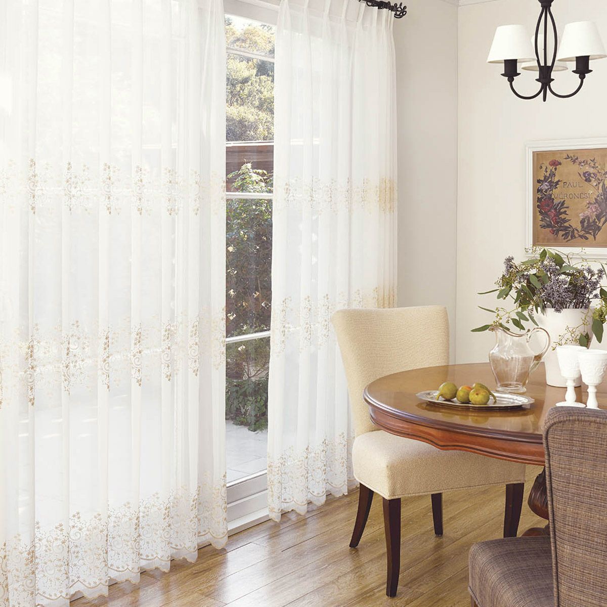 白とベージュの2色から選べる小花とつる唐草の刺繍が美しい裾