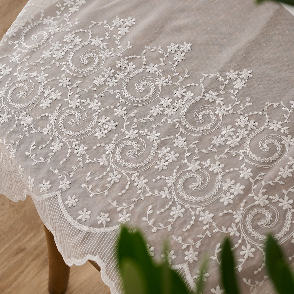 白とベージュの2色から選べる小花とつる唐草の刺繍が美しい裾