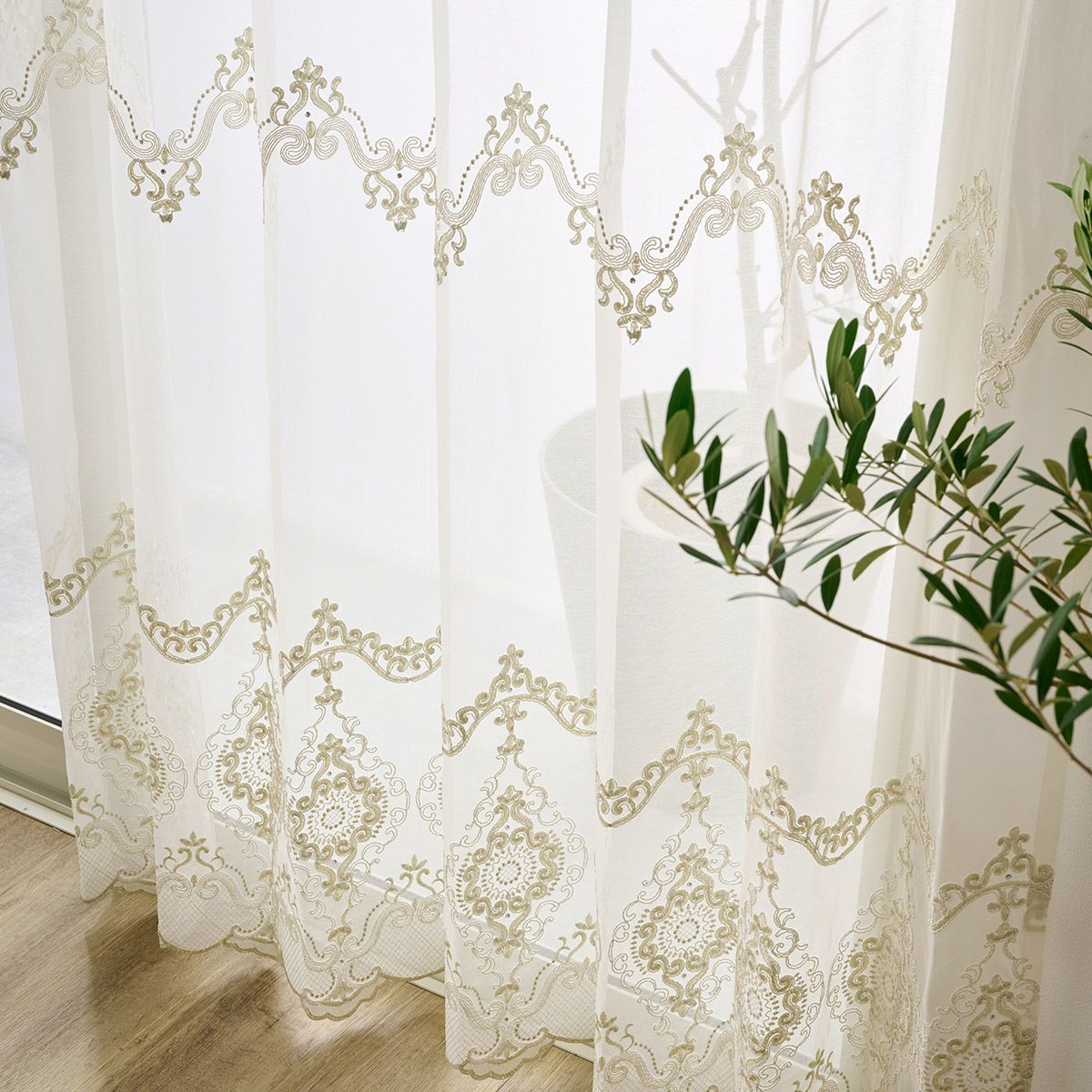 コード刺繍で表現したシャンパンゴールドのダマスク柄 豪華な裾